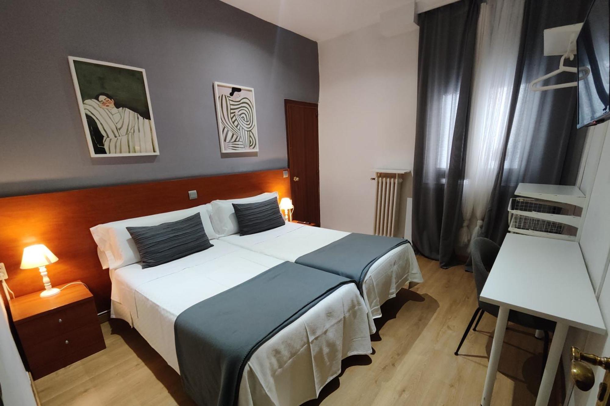 Hostal Cervantes — Photos 2